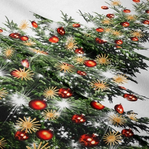 Dettaglio ravvicinato di un arazzo natalizio con aghi di pino e decorazioni rosse festive