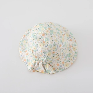 Détail du chapeau de soleil floral pour bébé montrant le coton et la bande élastique