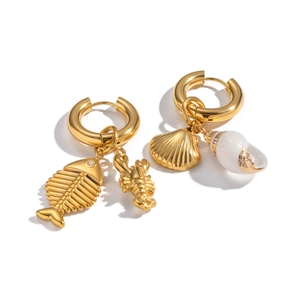 Boucles d'oreilles élégantes en titane doré avec pendentifs coquillages et poisson