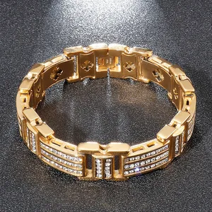 Détail du bracelet pour homme plaqué or 18 carats avec diamants et motif croix évidé