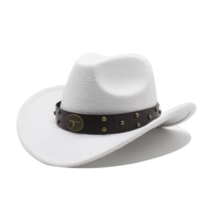 Chapeau de cowboy en laine blanche avec bandeau en cuir et emblème de tête de taureau