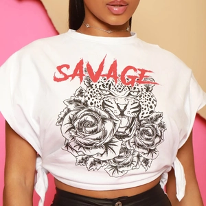 Détail du t-shirt blanc court avec imprimé léopard Savage et design à lacets latéraux