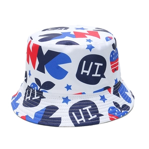 Détail du chapeau bob blanc en coton avec lettres NYC et motifs de drapeau américain
