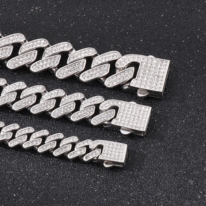 Details von silbernen Cuban-Kettenarmbändern in drei Breiten mit Strass-Besatz