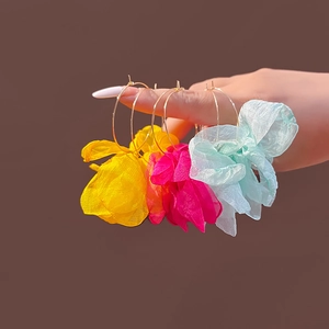 Orecchini a cerchio con fiori in tessuto giallo, rosa e verde con anelli dorati