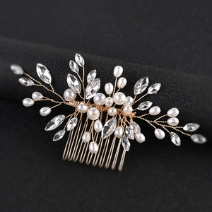 Squisito pettine per capelli da sposa con filo dorato, perle bianche e cristalli lucidi