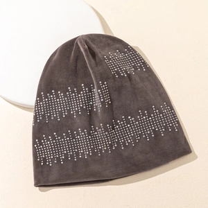 Berretto slouchy grigio scuro alla moda con strass per calore invernale e stile