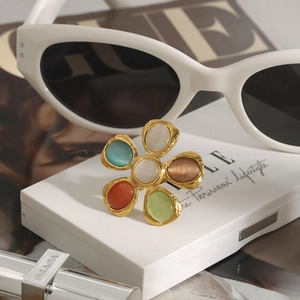 Bague fleur de luxe avec pétales d'opale multicolores et anneau doré martelé à la main