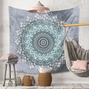 Détail de motif mandala sur tapisserie bohème avec des éléments floraux et géométriques