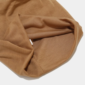 Bonnet en tricot marron pour hommes et femmes avec texture dense et étiquette d'entretien
