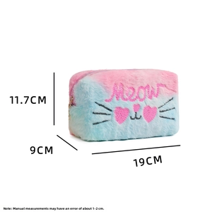 Dettaglio della borsa trucco in peluche gatto rosa e blu con ricami e paillettes