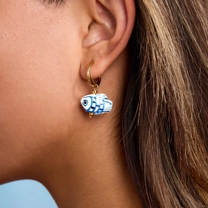 Orecchini a pesce placcati in oro 18K con ciondoli in porcellana bianca e blu eleganti