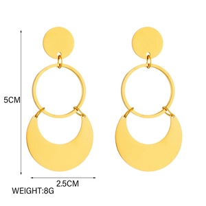 Orecchini geometrici dorati con dimensioni di 5 cm di altezza e 2,5 cm di larghezza