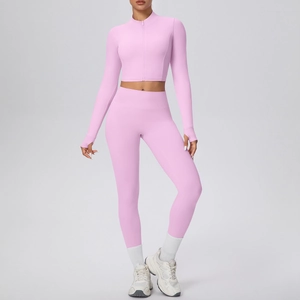 Ensemble de yoga rose avec haut zippé à manches longues, passe-pouces et legging taille haute