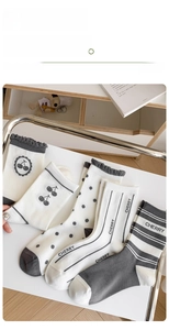 Ensemble détaillé de cinq chaussettes en coton pour femmes avec motifs cerises et pois