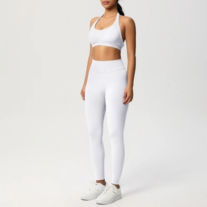 Dettaglio del set da yoga bianco a coste con reggiseno sportivo allacciato al collo