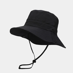 Dettaglio di un cappello da sole nero impermeabile con tesa larga e cinturino regolabile
