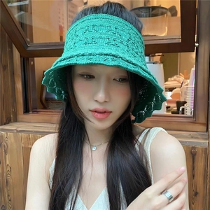 Dettaglio della trama a maglia di un cappello da sole pieghevole verde traforato