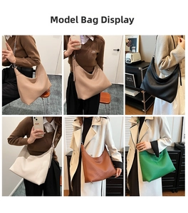 Gros plan détaillé de grands sacs portés épaule avec texture plissée à rayures verticales