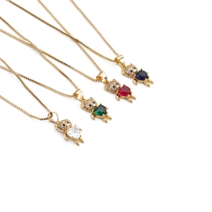 Colliers ours dorés avec zircons et cristaux de cœur colorés sur fond blanc pur