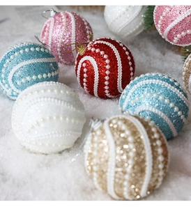 Gros plan de boules de Noël scintillantes avec paillettes et perles sur fausse neige