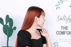 Minimalistische silberne Rundstecker am Modell zur Darstellung von Größe und Stil