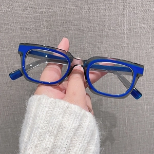 Dettaglio montatura quadrata bicolore in grigio trasparente e blu Klein intenso