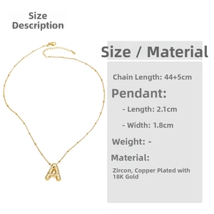 Détail du pendentif lettre A doré avec oxydes de zirconium et dimensions précises