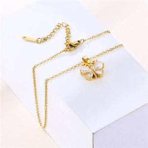 Elegante collana con ciondolo a farfalla dorata e zirconi su base geometrica bianca