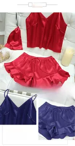 Detail von Seidensatin-Schlafanzug mit Camisole-Top und Rüschen-Shorts in Rot und Blau