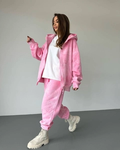 Détail de l'ensemble sweat à capuche et pantalon rose montrant la taille haute