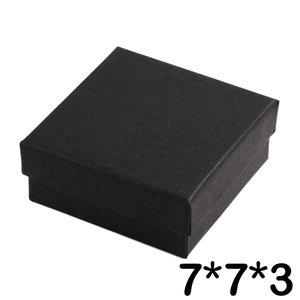 Detalle de una caja de regalo negra cuadrada para joyas de 7x7x3cm con textura mate