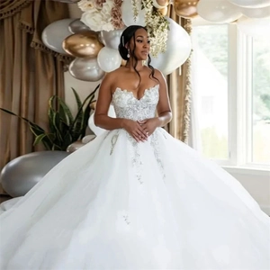 Luxe witte baljurk trouwjurk met kanten borduursels en pailletten hartvormige bustier