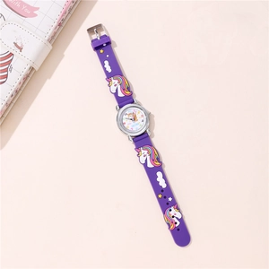 Détail d'une montre licorne violette pour enfants avec bracelet en silicone 3D