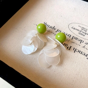 Boucles d'oreilles perles vertes et pétales de coquillage blanc dans un coffret à bijoux