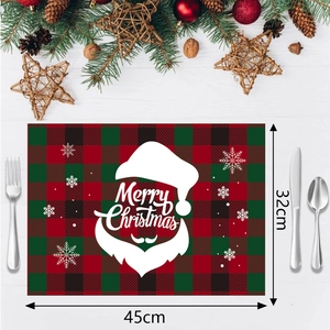 Detalle de mantel individual navideño con estampado de Papá Noel sobre fondo de madera