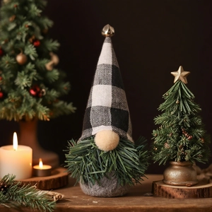 Gnome de Noël détaillé avec chapeau à carreaux, clochette et barbe en fibres vertes