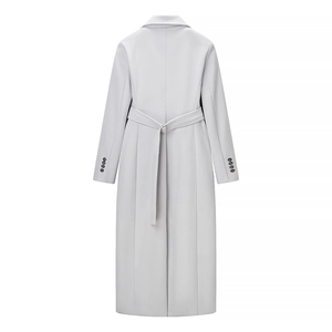 Vista posteriore cappotto lungo grigio in lana con cintura e bottoni sulle maniche