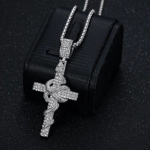 Collier hip hop serpent argenté sur croix avec strass blancs sur cuir noir luxueux