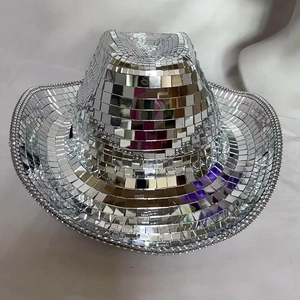 Dettaglio delle tessere a specchio argento e strass su un cappello da cowboy riflettente