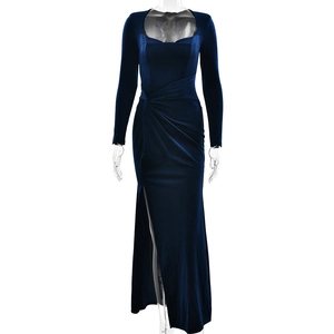 Détail d'une robe en velours bleu foncé avec col carré, plis à la taille et fente haute