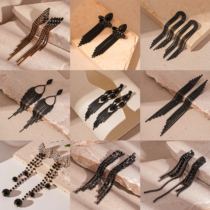 Boucles d'oreilles de luxe à pompons et zircons géométriques en noir et doré