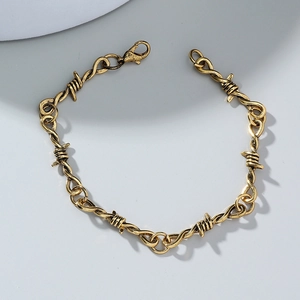 Detailed view of the vintage gold thorn chain bracelet with secure lobster clasp finish