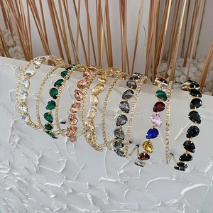 Serre-têtes larges style baroque avec strass en forme de larme en diverses couleurs