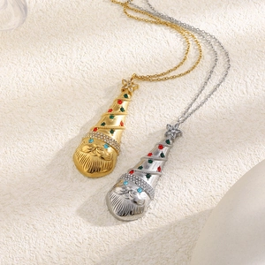 Détail des pendentifs bonnet de Noël avec strass colorés en placage or et argent brillant