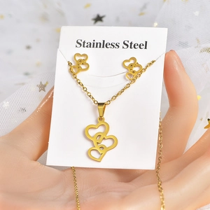 Parure de bijoux en acier inoxydable doré avec collier et boucles d'oreilles cœurs entrelacés