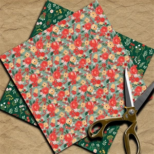Primer plano de papel vintage para scrapbooking navideño sobre fondo marrón texturizado