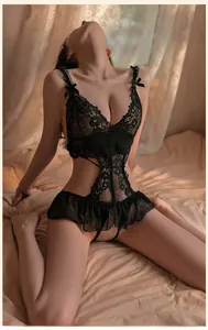Détail d'un body en dentelle noire avec motifs floraux et finitions en résille
