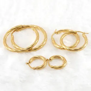 Tres tamaños de pendientes de aro retorcidos en acero inoxidable chapado en oro de 18K