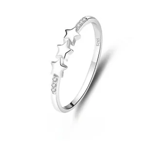 Dettaglio anello in argento S925 con motivi a tre stelle e zirconi micro-incastonati